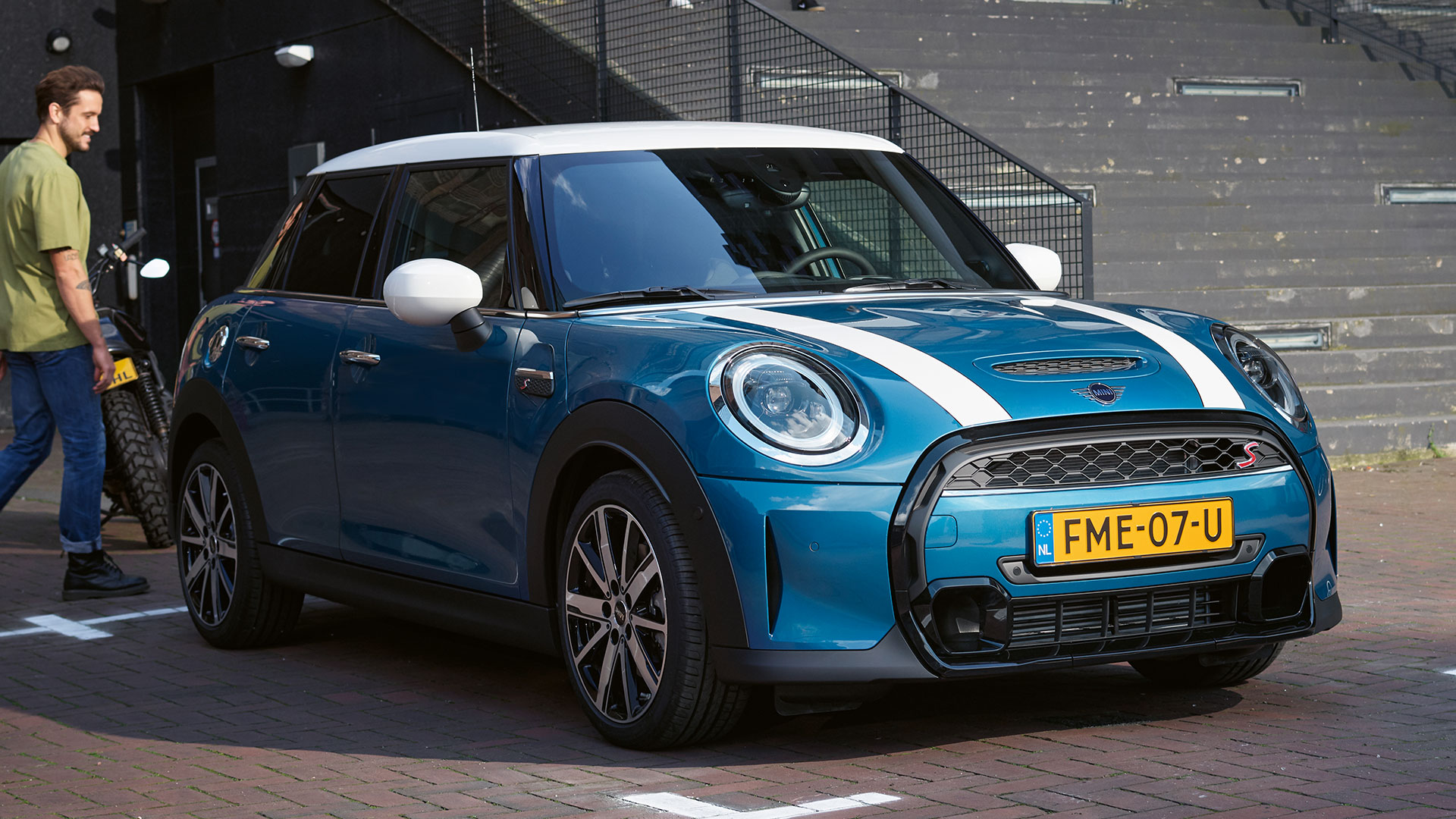 Mini hatch машина