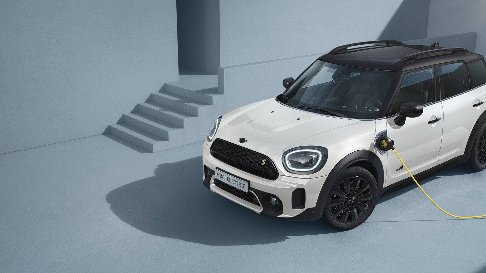 MINI Countryman Hybride – vue latérale – argent et jaune