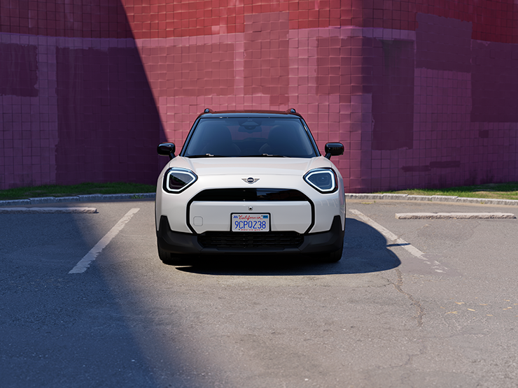 Vue avant du MINI Aceman Electric Nanuq White avec toit blanc stationné.