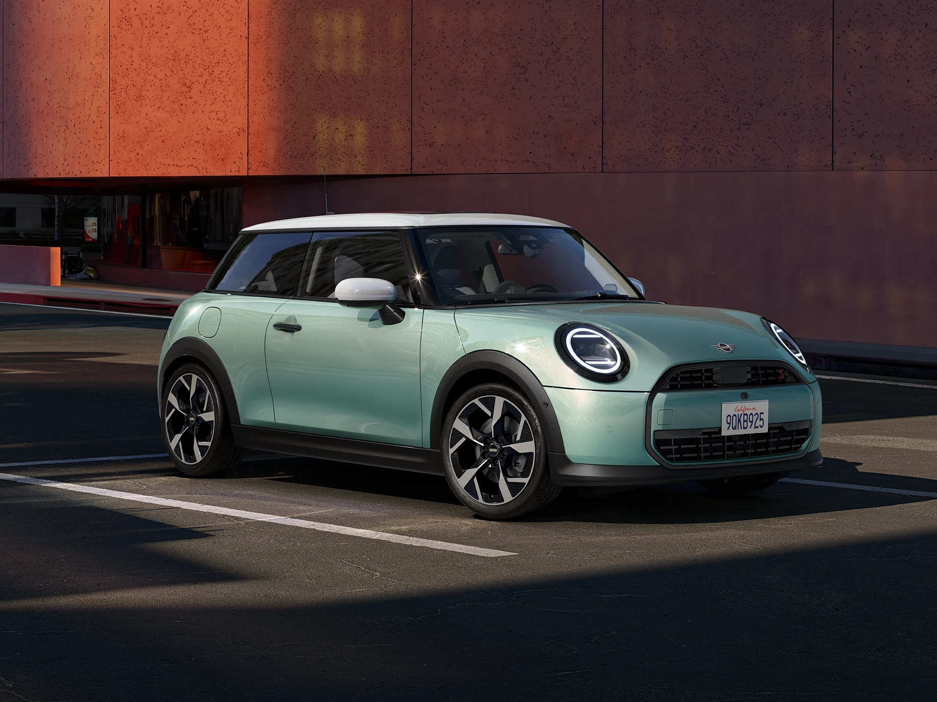 Vue avant latérale de la MINI Cooper Ocean Wave Green et toit blanc.