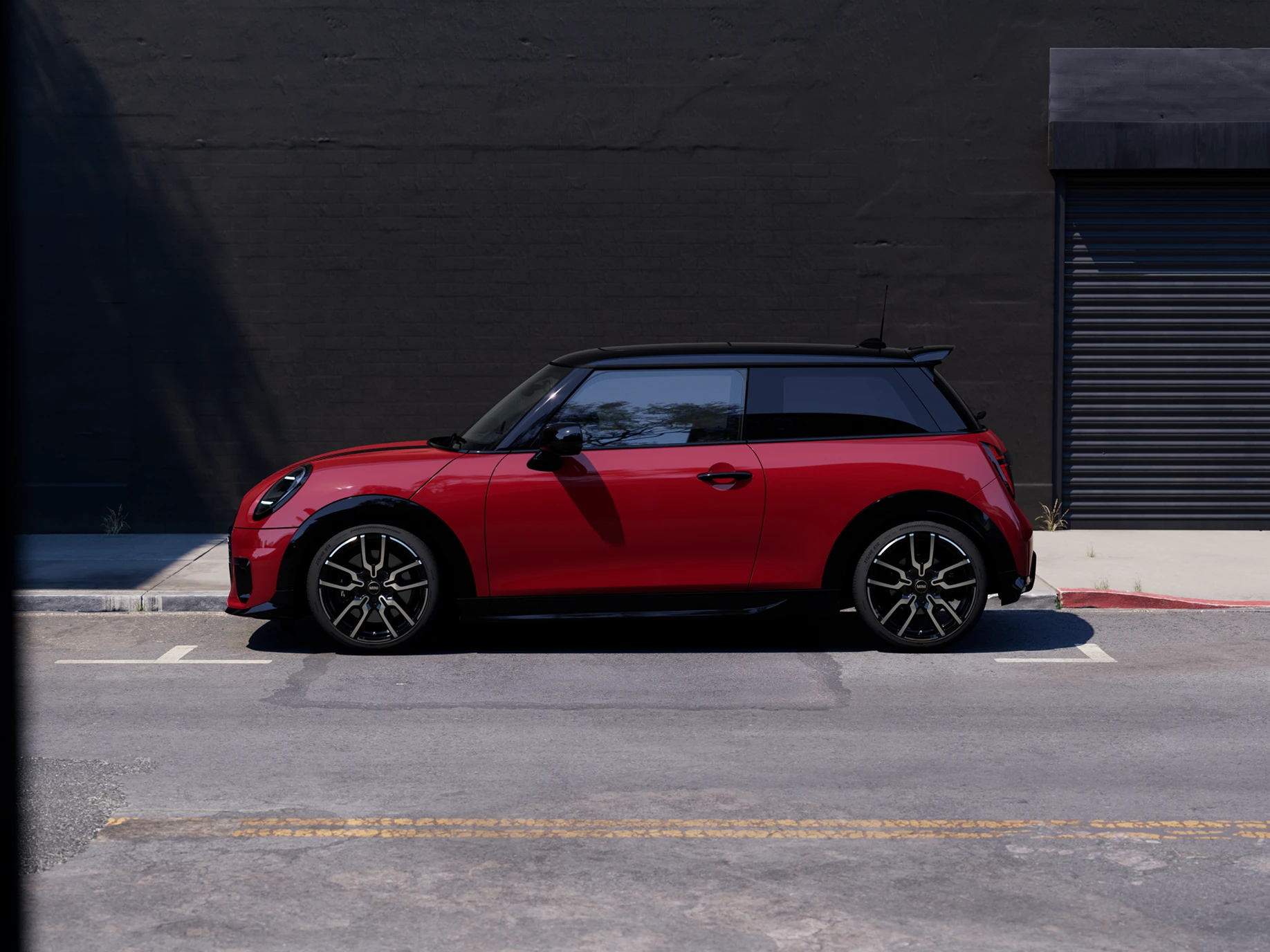 Vue latérale de la MINI Cooper en Chili Red et à toit noir en stationnement.
