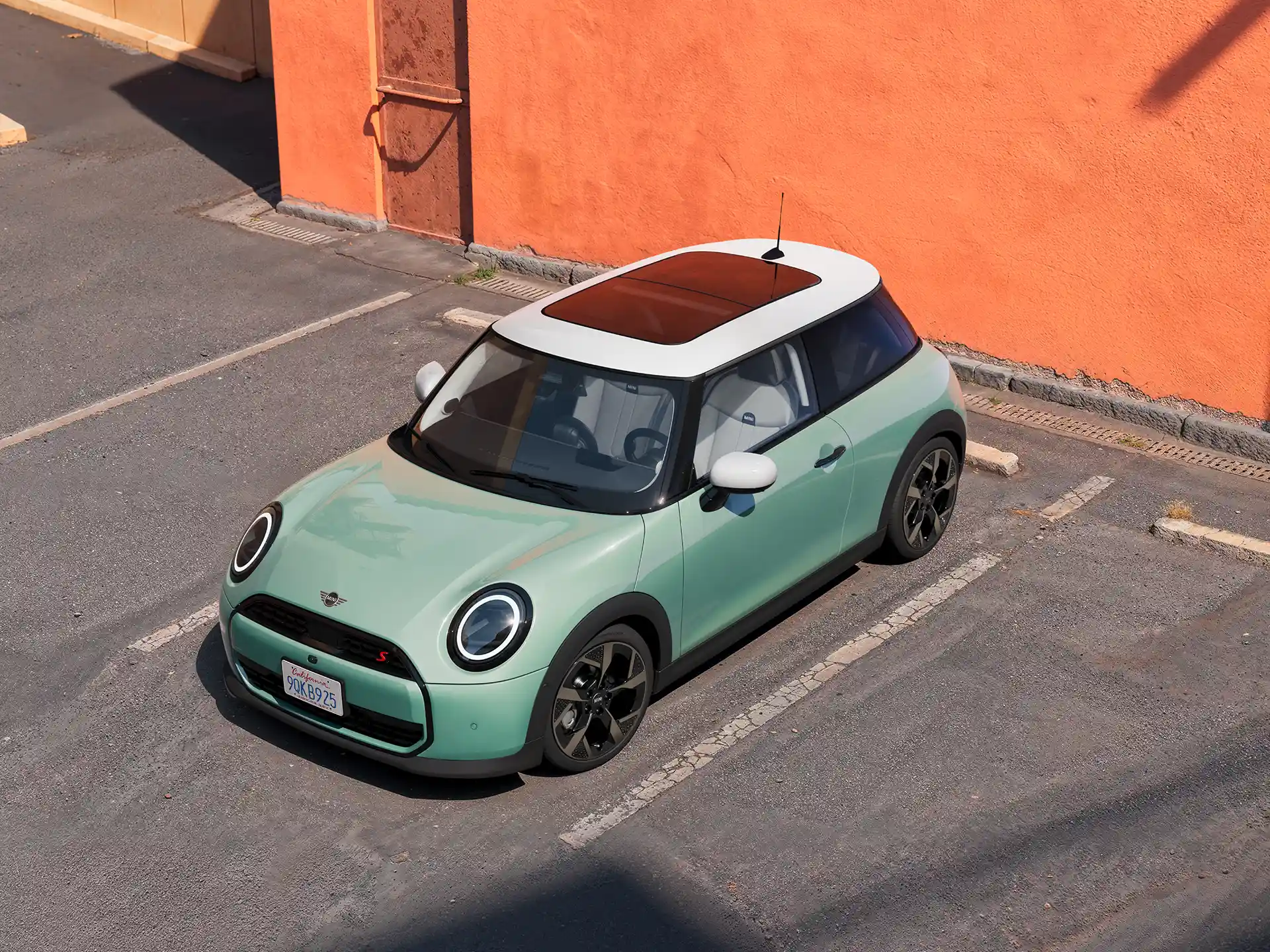 Vidéo présentant en détail l’intérieur et l’extérieur d’une MINI Cooper 3 Portes. La caméra fait un panoramique sur le tableau de bord, mettant en évidence les éléments de design.