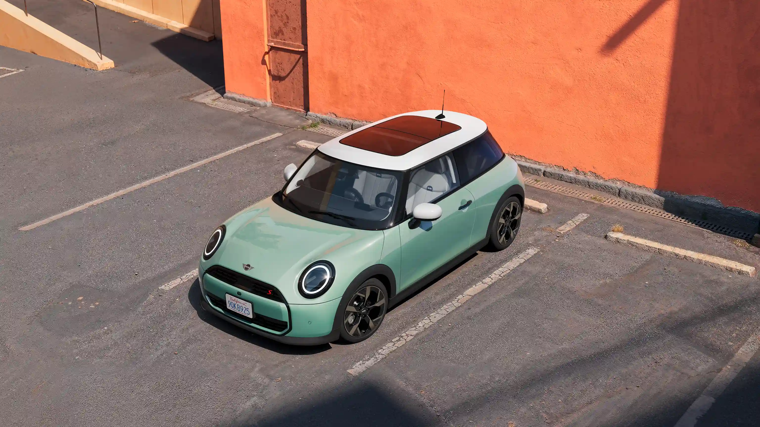 Vidéo présentant en détail l’intérieur et l’extérieur d’une MINI Cooper 3 Portes. La caméra fait un panoramique sur le tableau de bord, mettant en évidence les éléments de design.