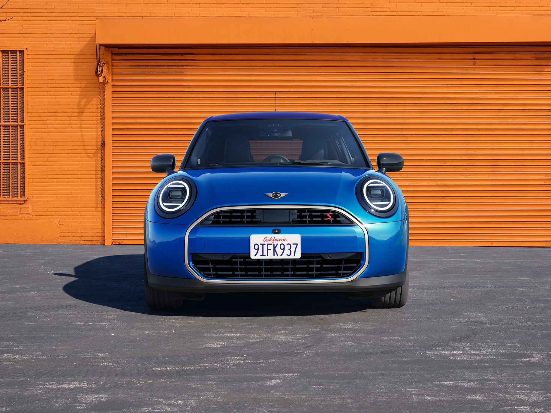 Vue avant de la MINI Cooper 5 portes Icy Sunshine Blue et Multitone Roof blue.