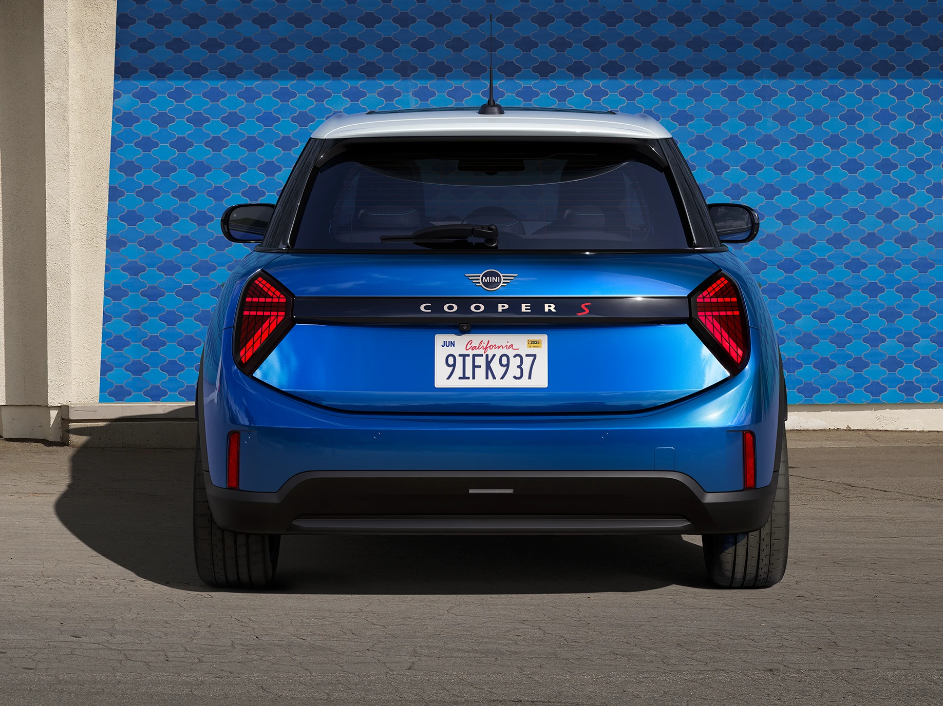 Vue arrière de la MINI Cooper 5 portes Icy Sunshine Blue et Multitone Roof blue.