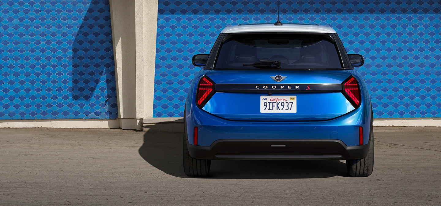 Vue arrière de la MINI Cooper 5 portes Icy Sunshine Blue et Multitone Roof blue.