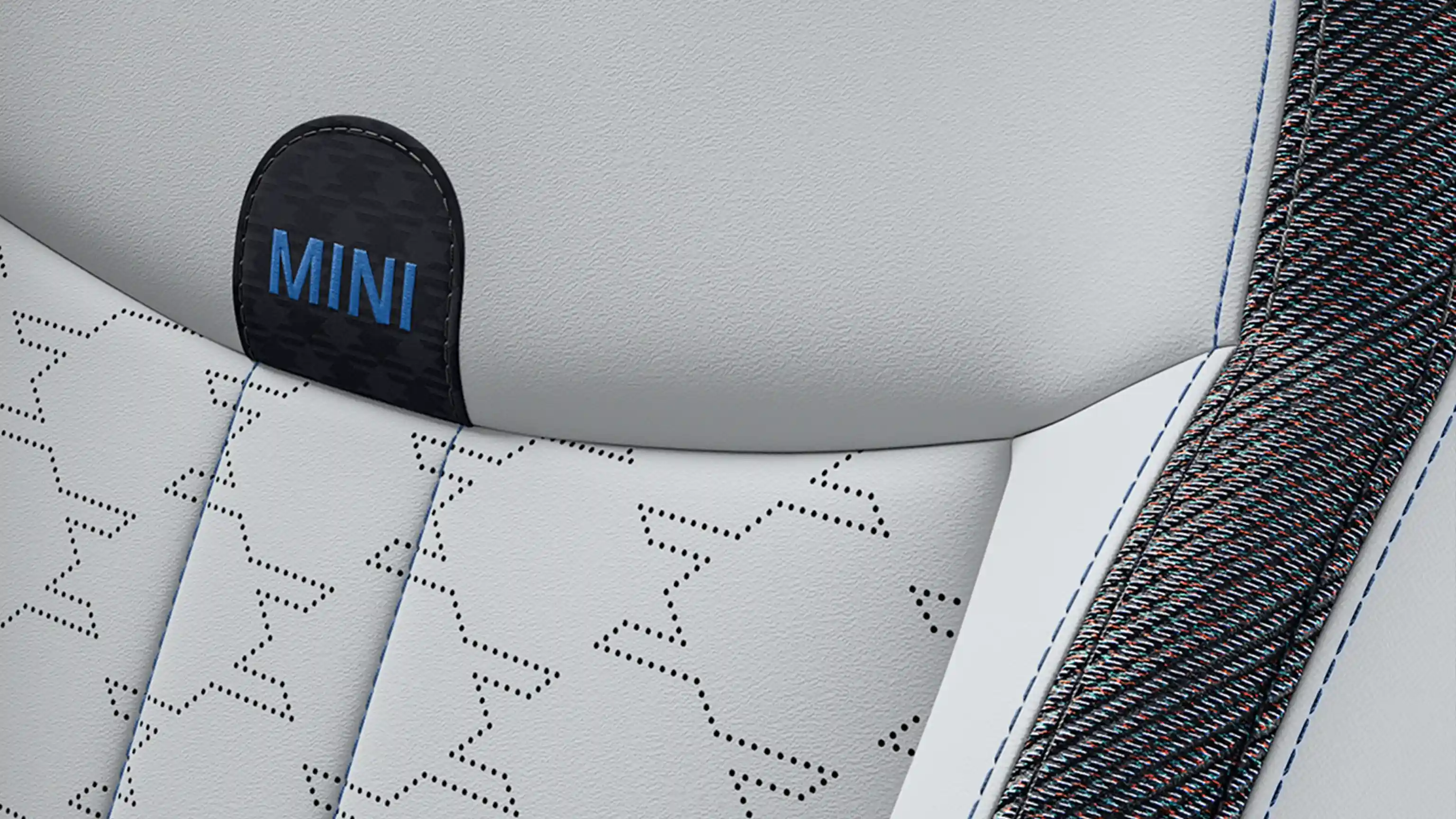 Vue de la MINI Cooper 5 portes finition Classic avec sièges en similicuir/tissu gris et bleu