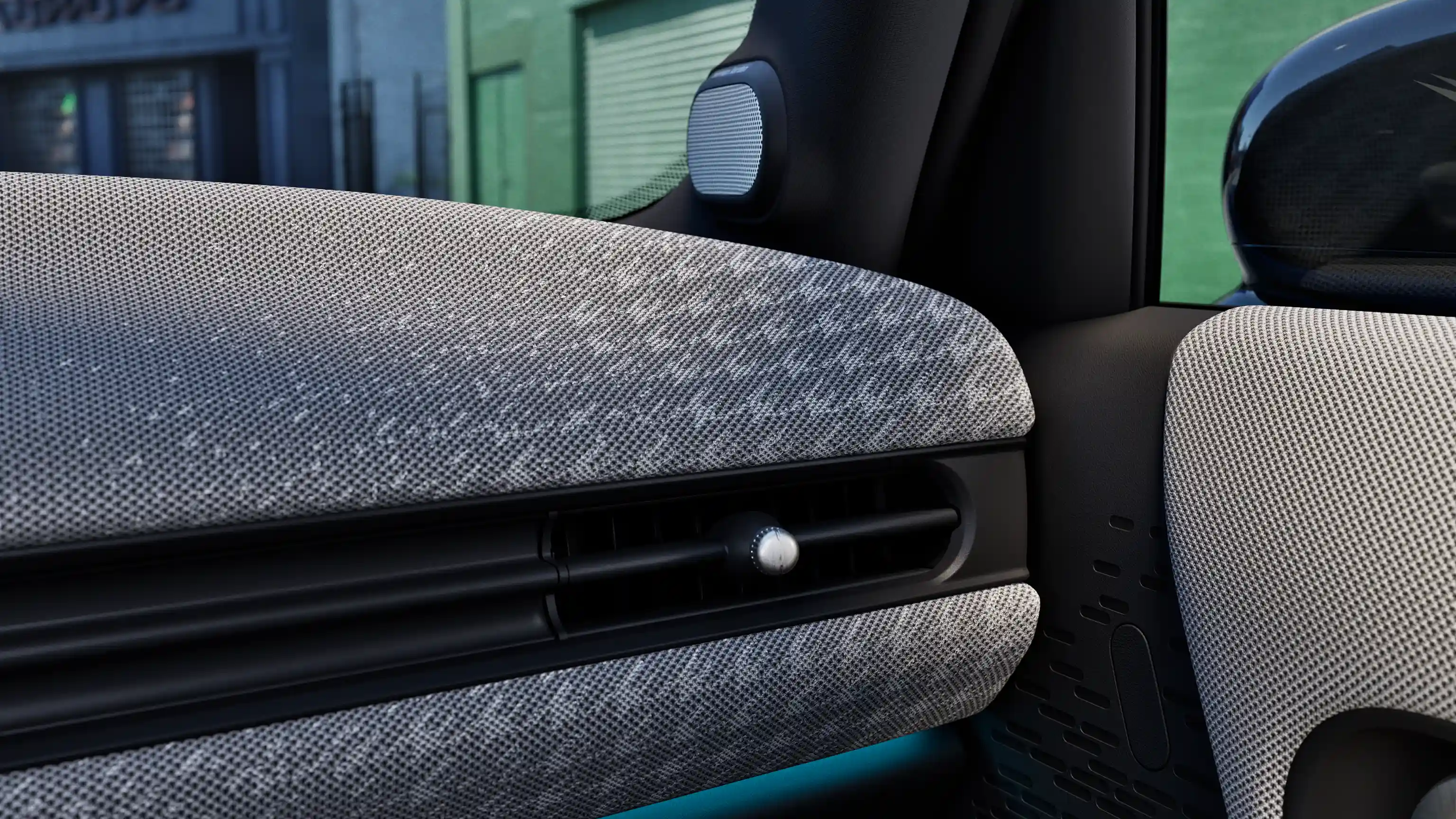 Vue détaillée du tableau de bord de la MINI Cooper 5 portes avec éclairage d’ambiance bleu