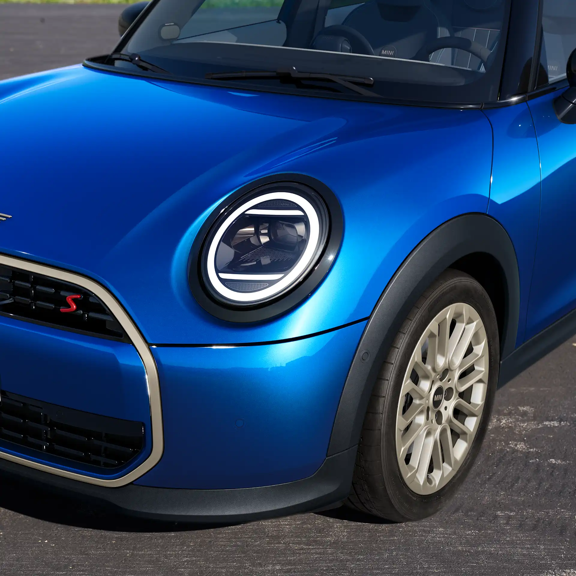 Vue détaillée de l’avant de la MINI Cooper 5 portes montrant les éléments de design, les phares et les jantes