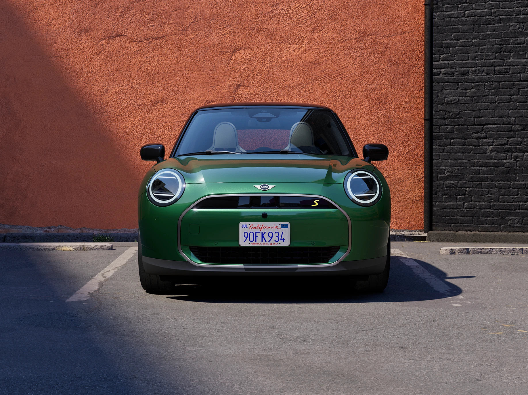 Vue avant d'une MINI Cooper Electric British Racing Green avec toit noir.