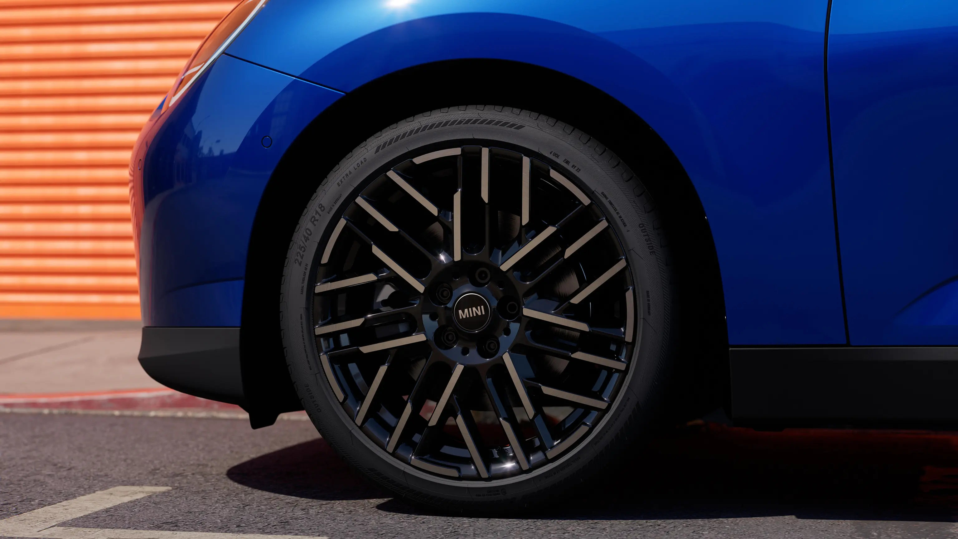 Vue de la jante Night Flash Spoke sur une MINI Cooper Electric en teinte Blazing Blue