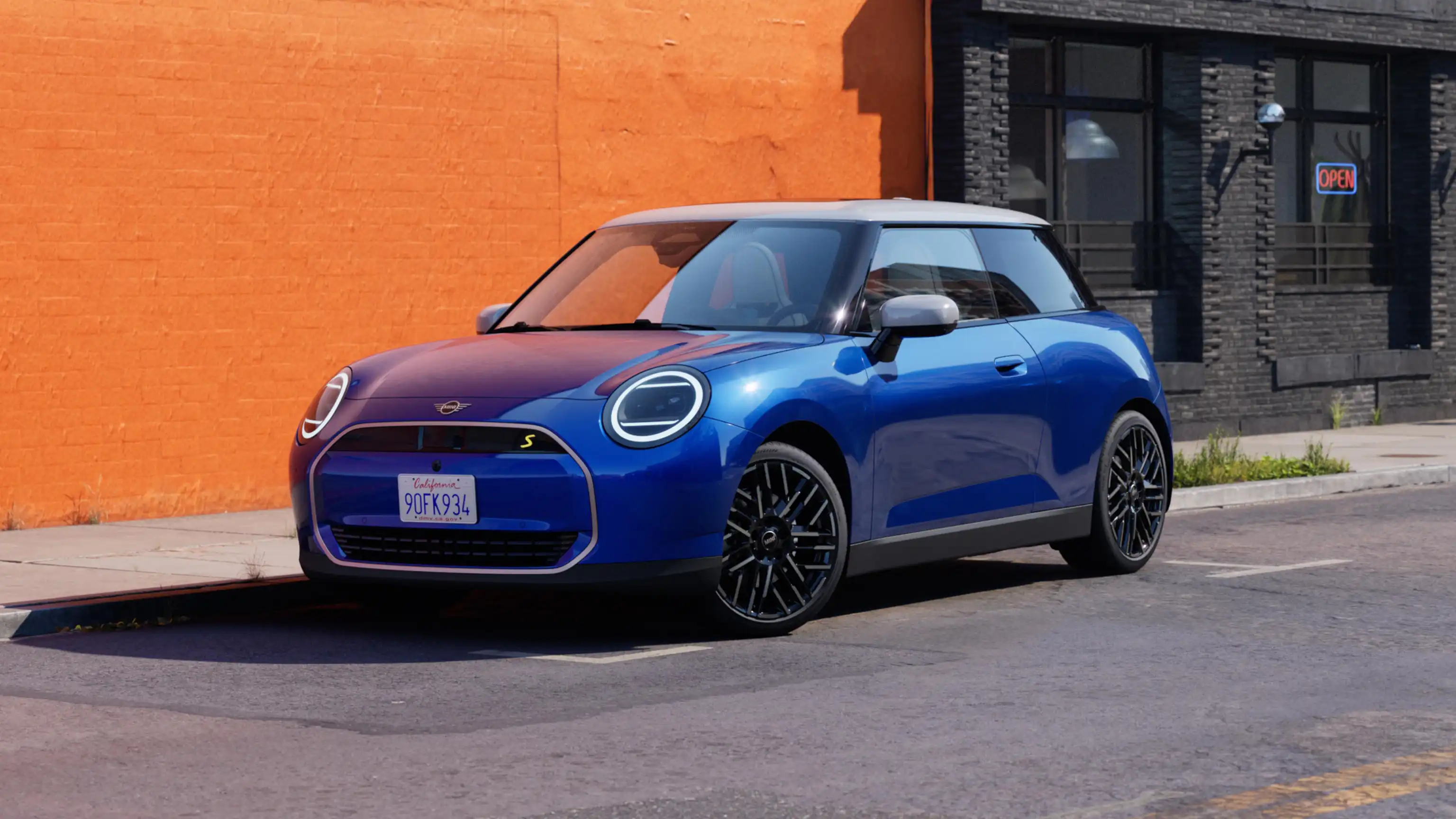 Vidéo montrant les détails intérieurs et extérieurs d’une MINI Cooper Electric. La caméra fait une vue panoramique du tableau de bord pour mettre en évidence les éléments de design.
