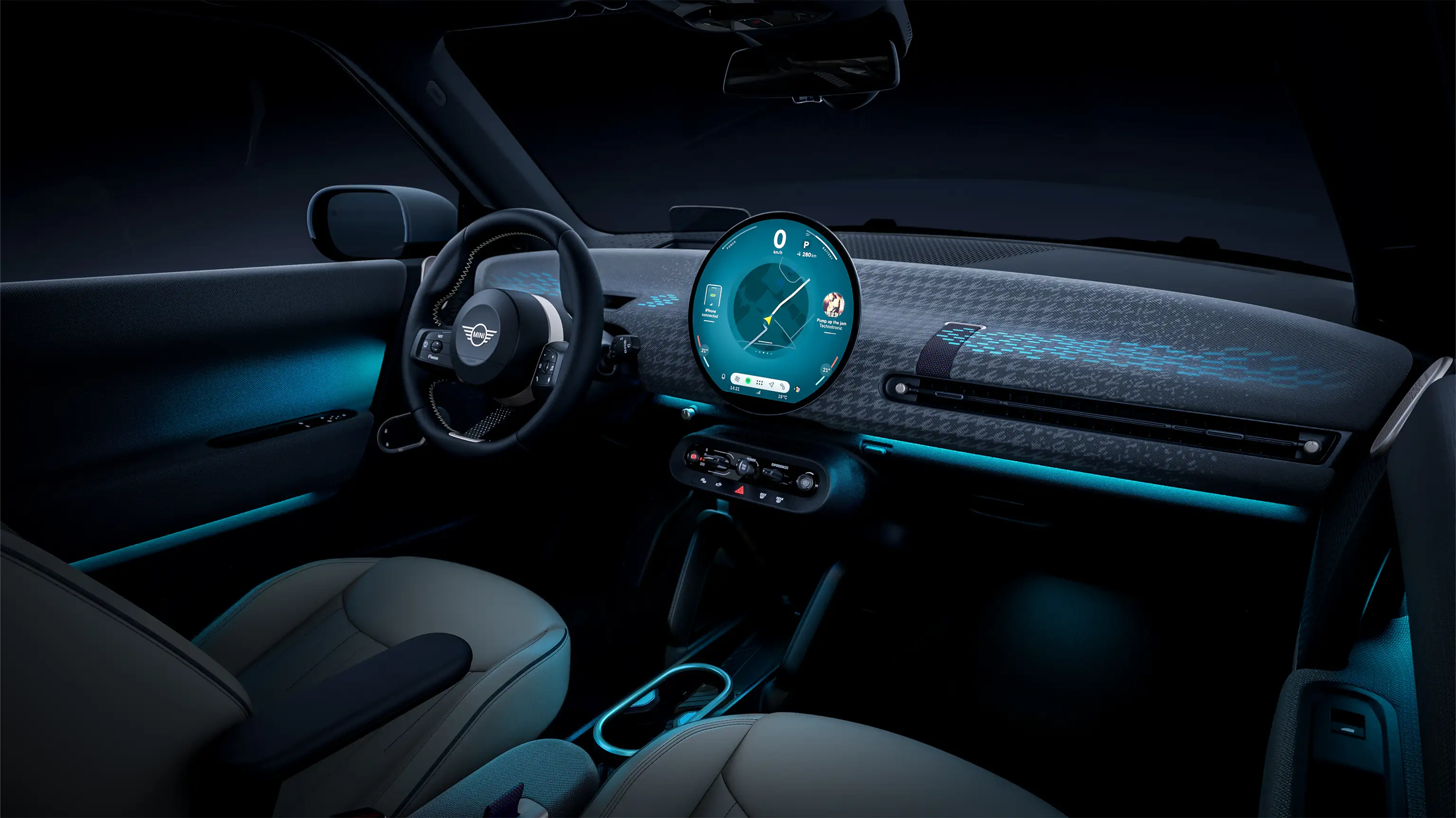 Vue panoramique du tableau de bord de la MINI Cooper Electric avec éclairage d’ambiance bleu