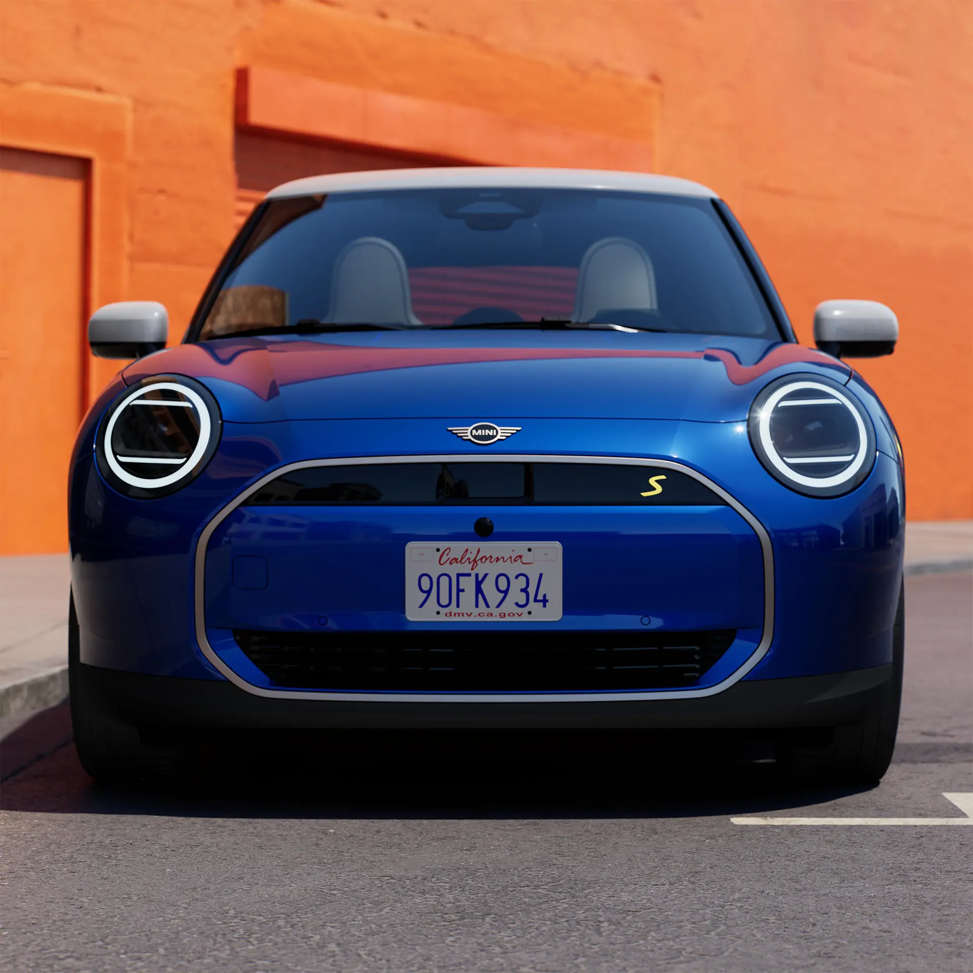 Vue frontale d’une MINI Cooper Electric en Blazing Blue stationnée