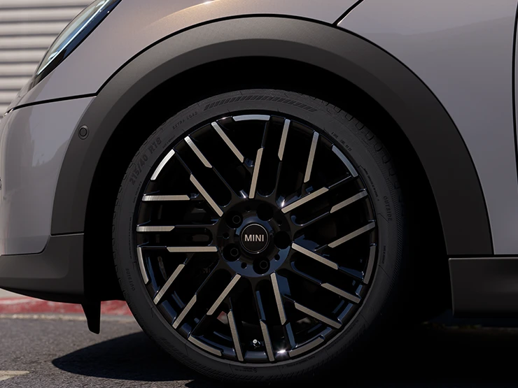 Vue détaillée de la MINI Cooper Cabrio Copper Grey avec jantes bicolores Night Flash Spoke.