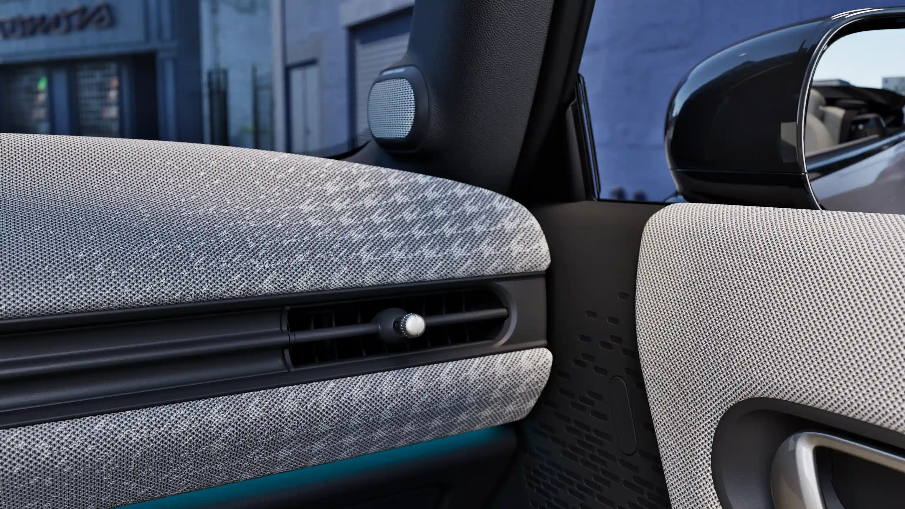 Vue du tableau de bord de la MINI Cooper Cabrio avec éclairage d'ambiance