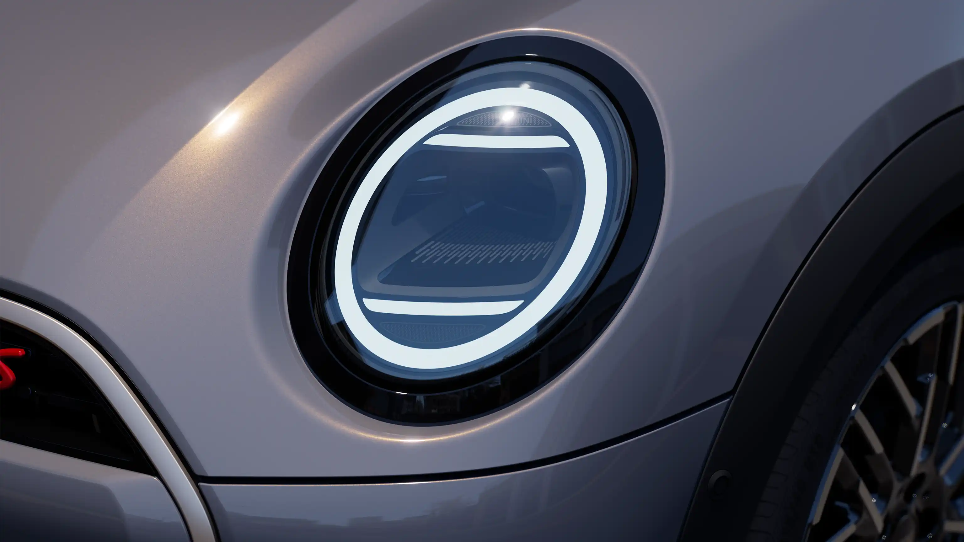 Vue détaillée des phares LED de la MINI Cooper Cabrio allumés