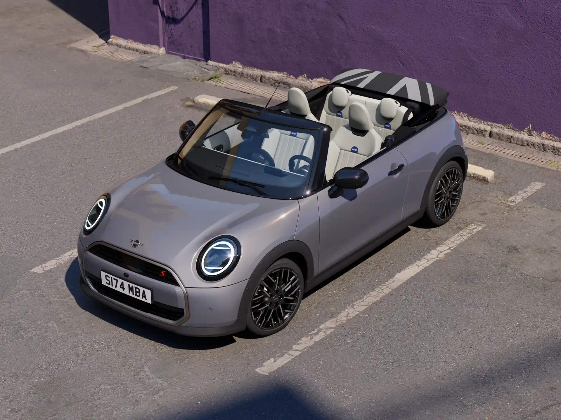 Vidéo présentant en détail l'intérieur et l'extérieur d'une MINI Cooper Cabrio. La caméra fait un panoramique sur le tableau de bord, mettant en évidence les éléments de design