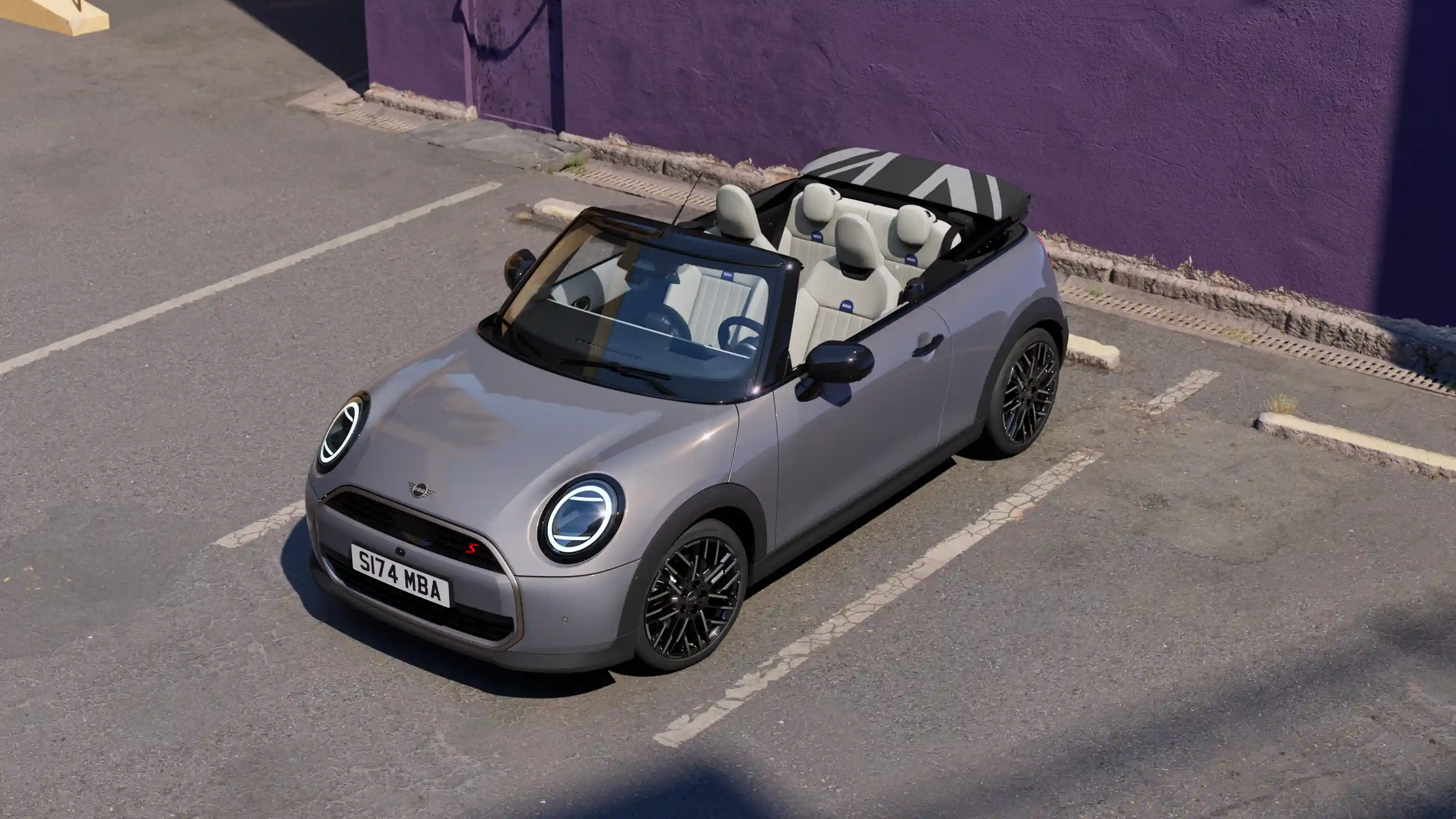 Vidéo présentant en détail l'intérieur et l'extérieur d'une MINI Cooper Cabrio. La caméra fait un panoramique sur le tableau de bord, mettant en évidence les éléments de design