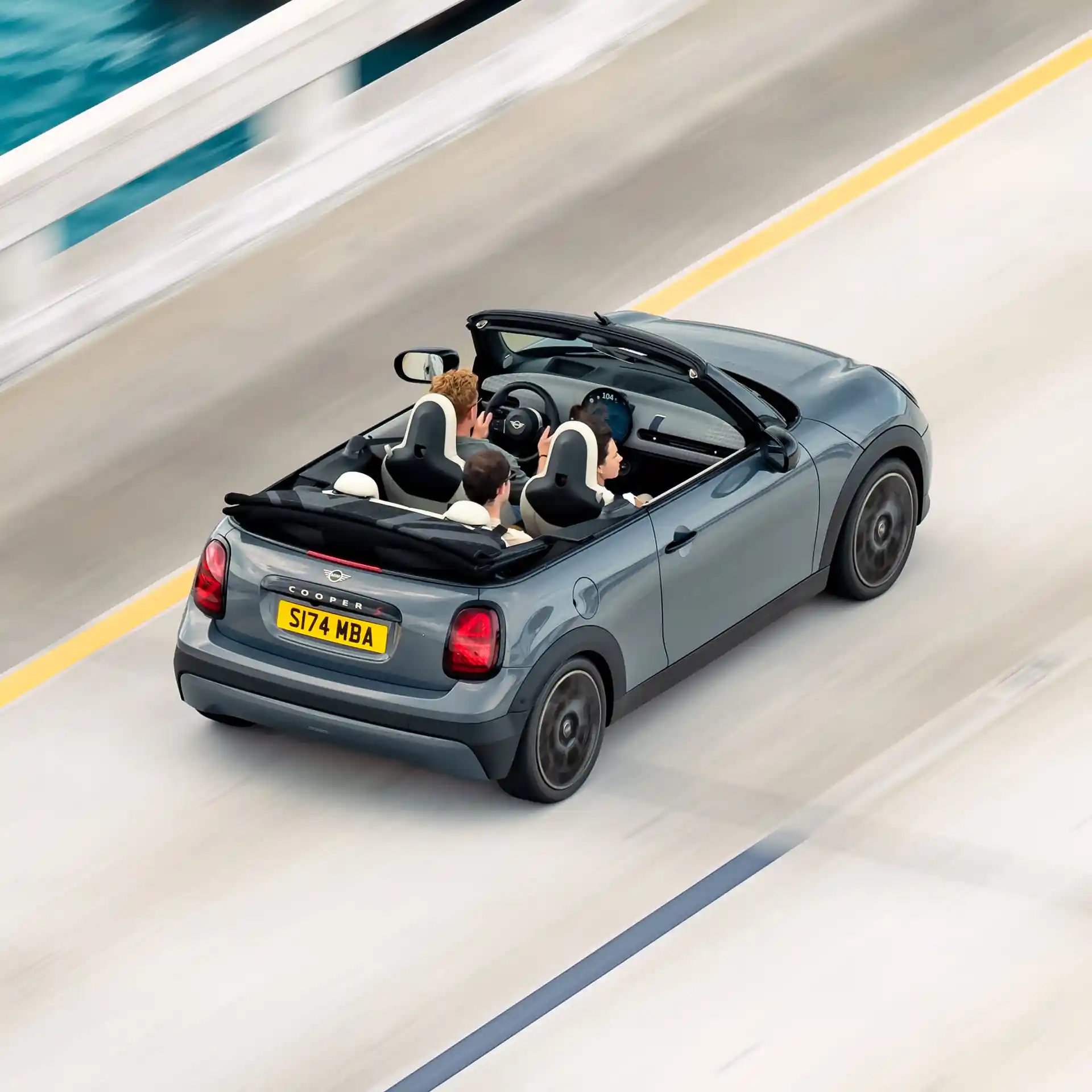 Vue arrière du dessus d'une MINI Cooper Cabrio sur la route