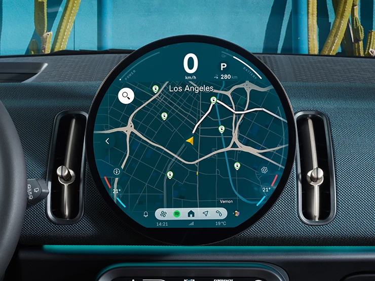 Vue détaillée de l'unité d'interaction du MINI Countryman Electric avec accent sur la navigation.