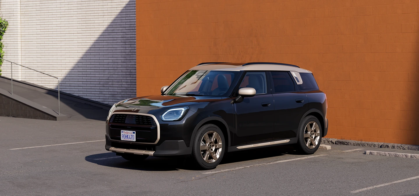 Vue avant latérale du MINI Countryman Midnight Black avec toit Vibrant Silver stationné.