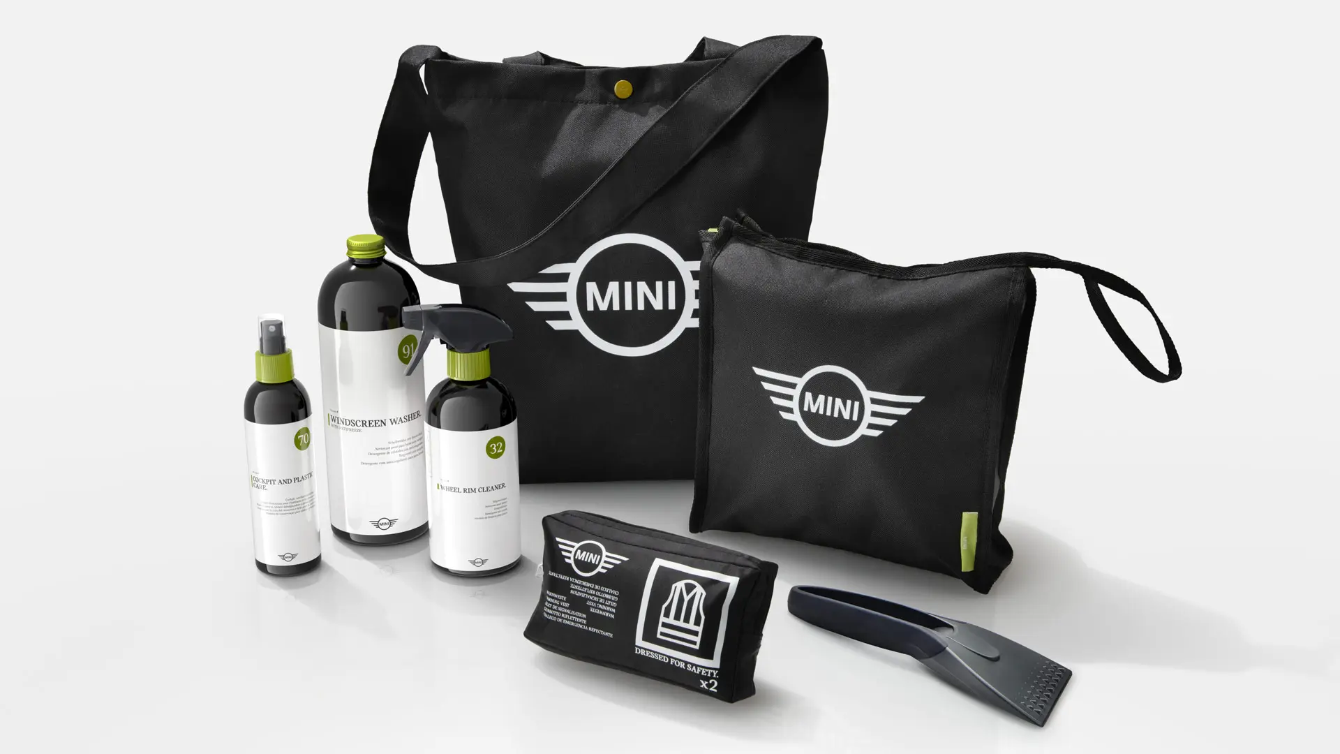 Kit d’entretien pour voiture MINI avec nettoyant pour jantes MINI, nettoyeur de pare-brise MINI, liquide de nettoyage MINI et grattoir à glace.