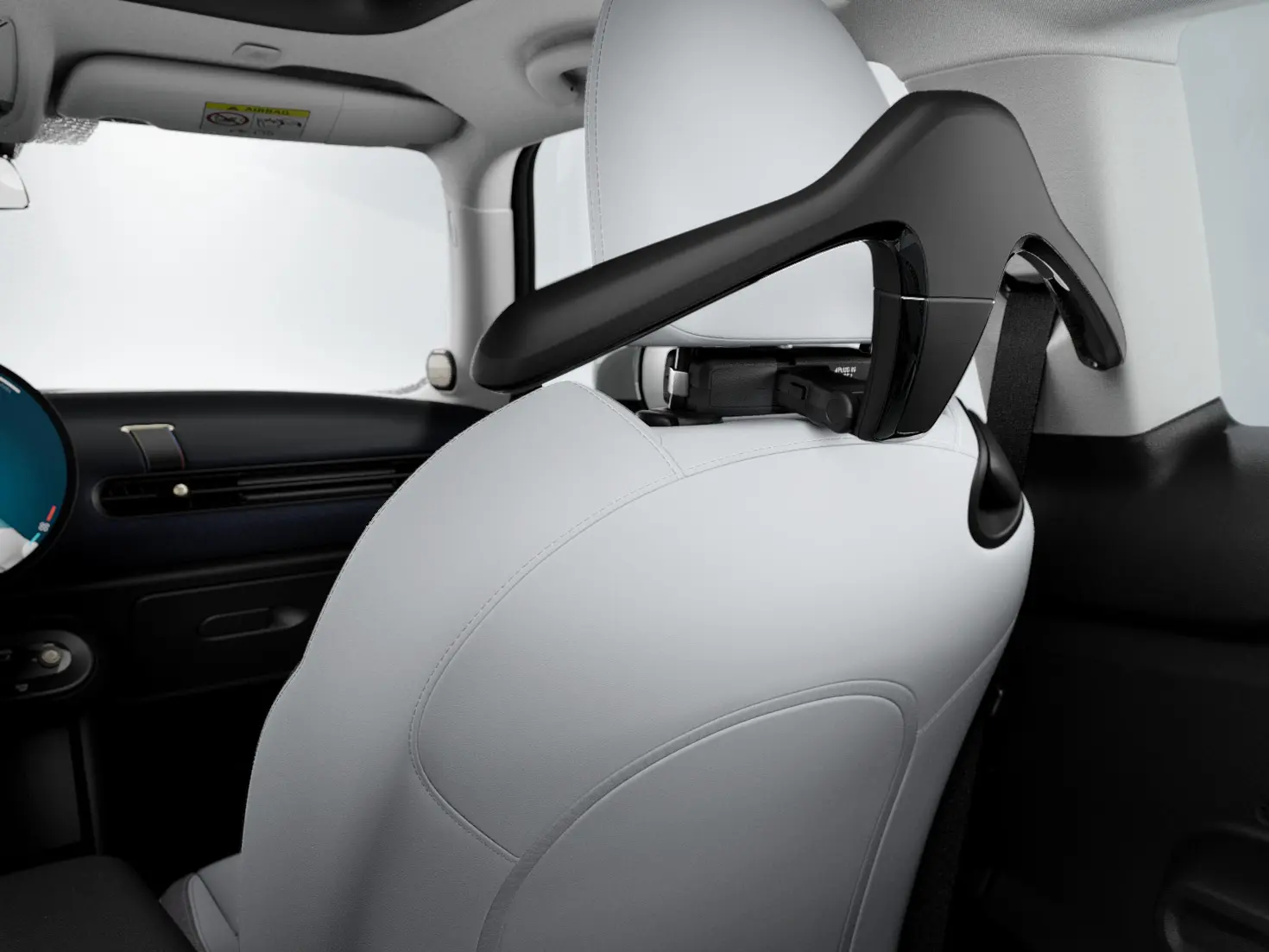 Cintre MINI à l’intérieur du véhicule, qui fait partie du système MINI Travel and Comfort.