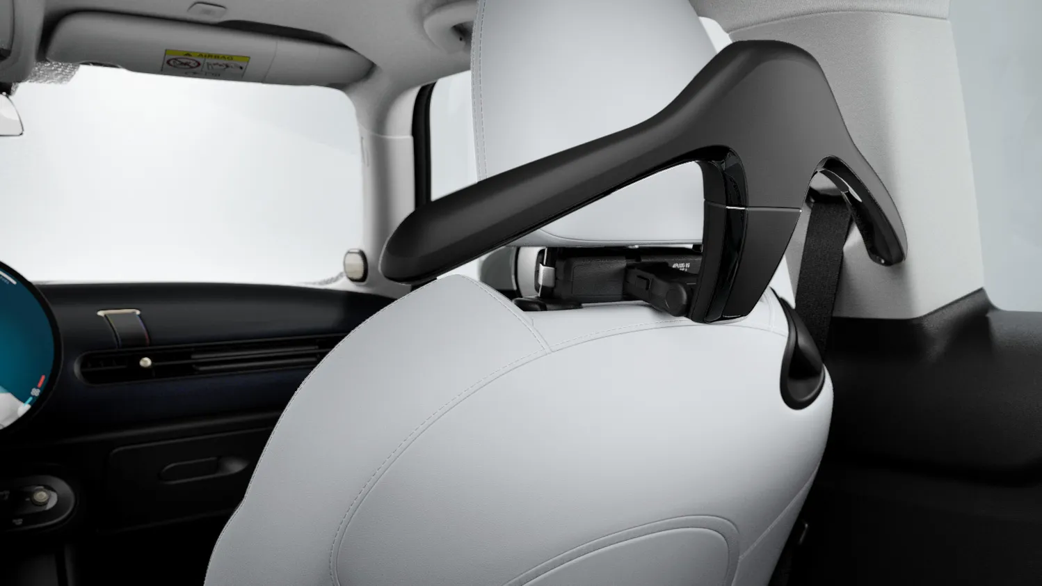 Cintre MINI à l’intérieur du véhicule, qui fait partie du système MINI Travel and Comfort.