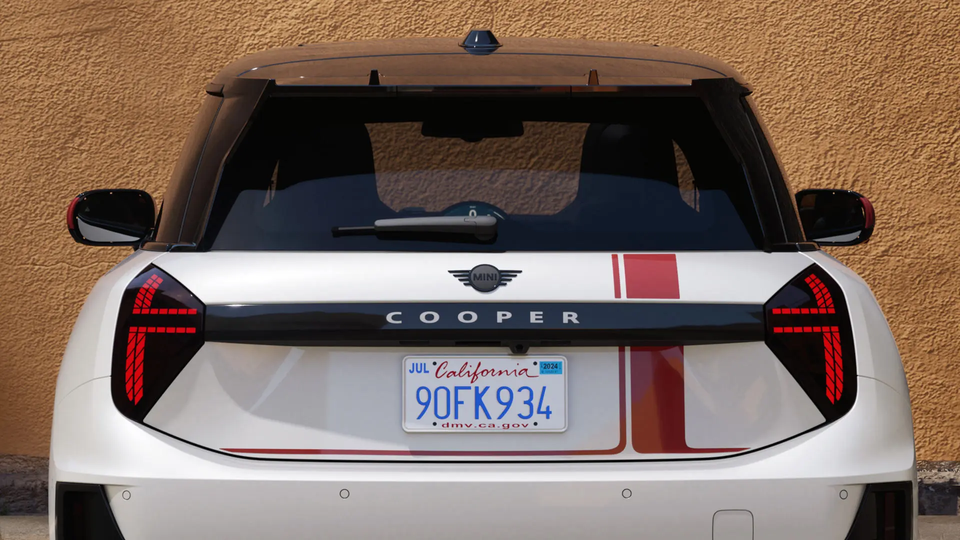 MINI Cooper trois portes avec autocollants MINI John Cooper Works en Chili Red, vue arrière. 