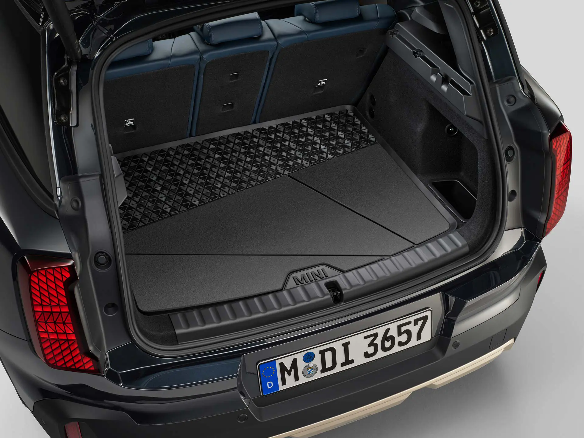 Tapis de coffre à bagages MINI à l’arrière du MINI Countryman Cooper.