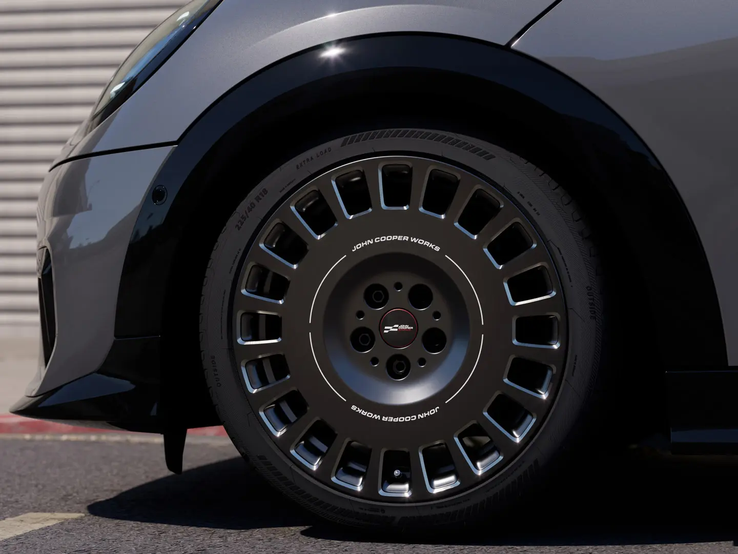 Vue rapprochée des détails fraisés au diamant de la jante 18" MINI JCW Rallye Spoke 964 Frozen Midnight Grey. 