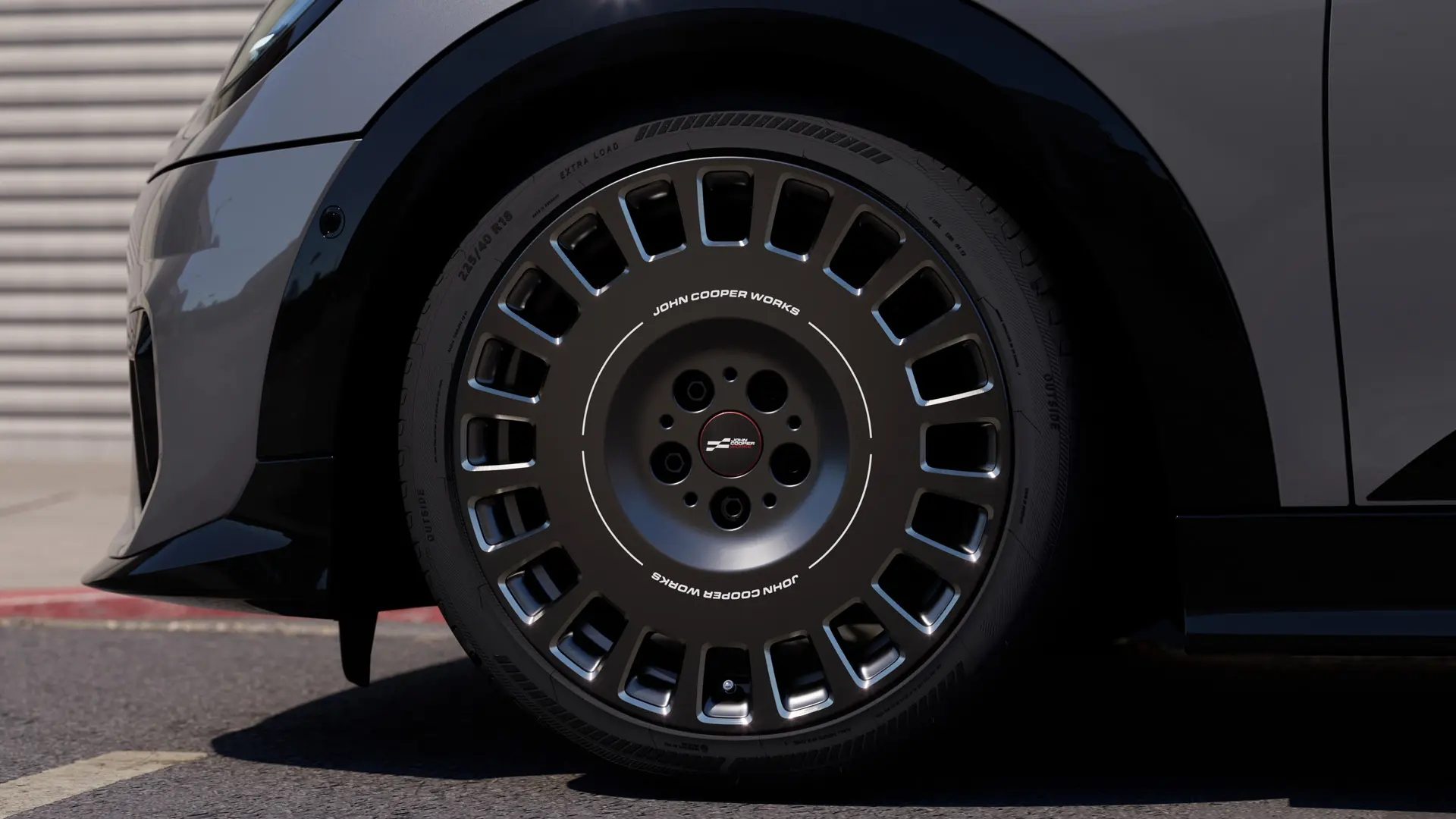 Vue rapprochée des détails fraisés au diamant de la jante 18" MINI JCW Rallye Spoke 964 Frozen Midnight Grey. 