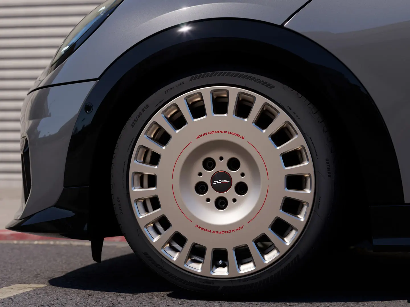 Jantes en alliage 18" MINI JCW Rallye Spoke 964 en Silver Vibrant Silver et fraisées au diamant avec pneus homologués marqués d'une étoile. 