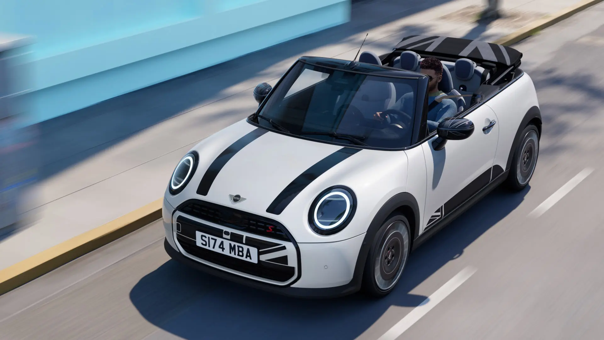 Vue aérienne d'une MINI Cabriolet en Nanuq White avec des autocollants pour capot noirs MINI Heritage. 