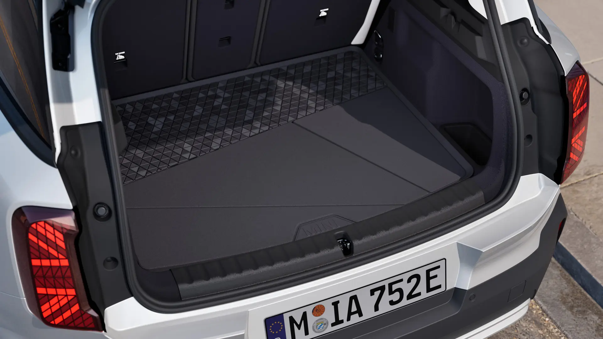 Tapis de coffre MINI noir sur mesure avec bord intégral élevé pour protéger de la saleté et de l'humidité.