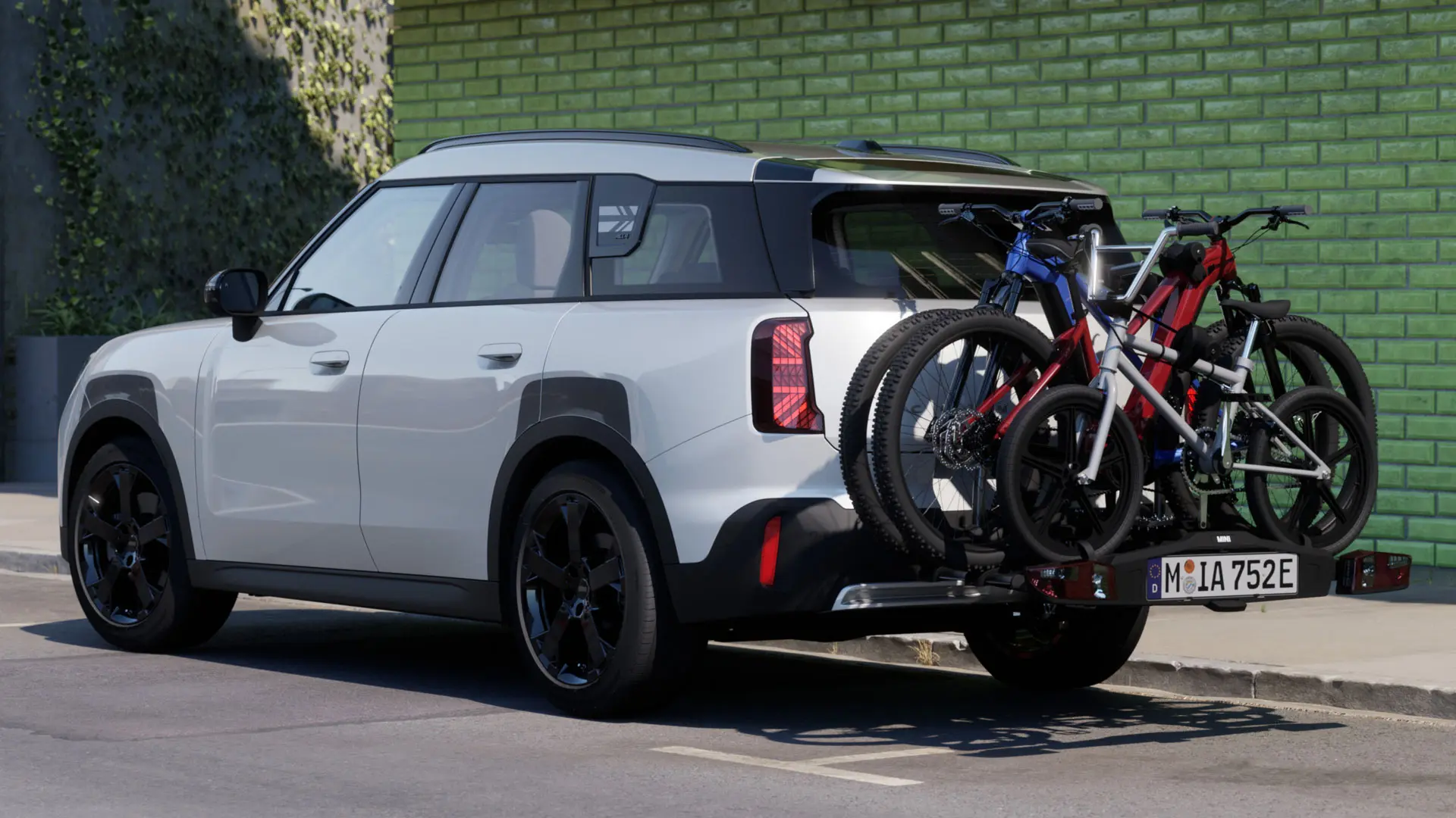 MINI Aceman en Nanuq White équipé d'un porte-vélos arrière MINI Pro 3.0 avec deux vélos de montagne et un vélo pour enfant.