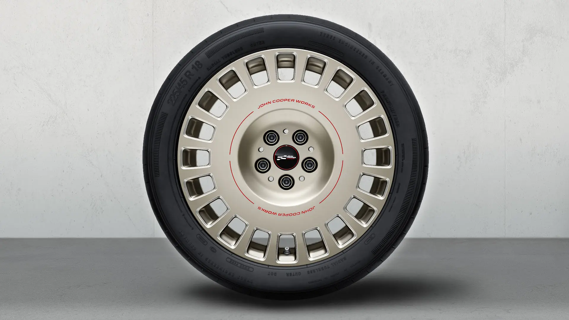 Gros plan de la roue à branche JCW Rallye 992 de 18 pouces montrant les détails du design bicolore en Vibrant Silver et finition polie brillante.