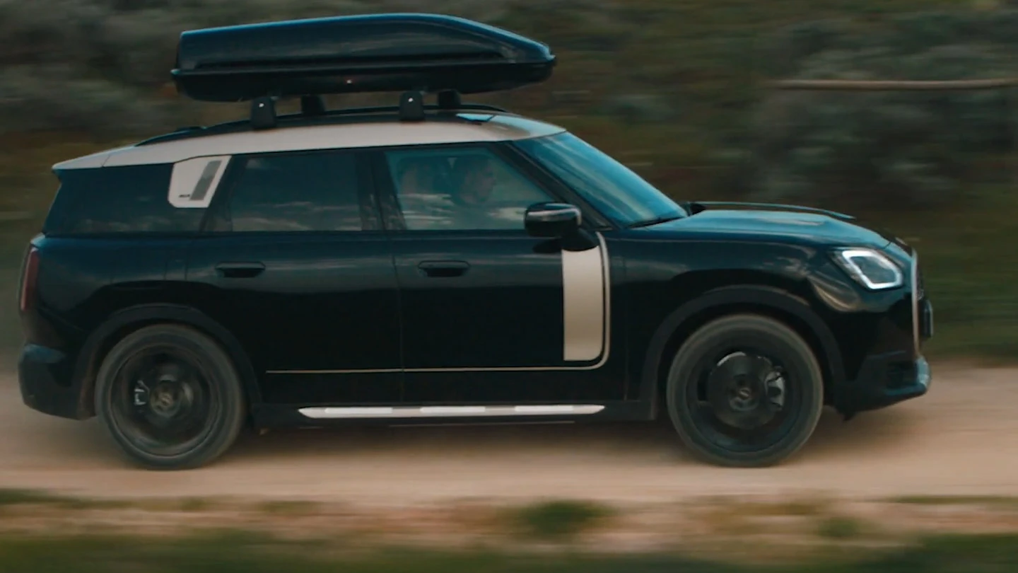 MINI Countryman en Midnight Black métallisé avec roues à branches John Cooper Works Runway de 19 pouces en noir, pour la conduite tout-terrain. 