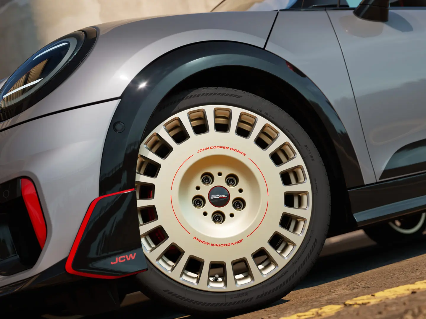 Vue rapprochée des détails d’une roue à rayon JCW Rallye 964 de 18 pouces en Vibrant Silver bicolore, fraisée au diamant et ailette avant.