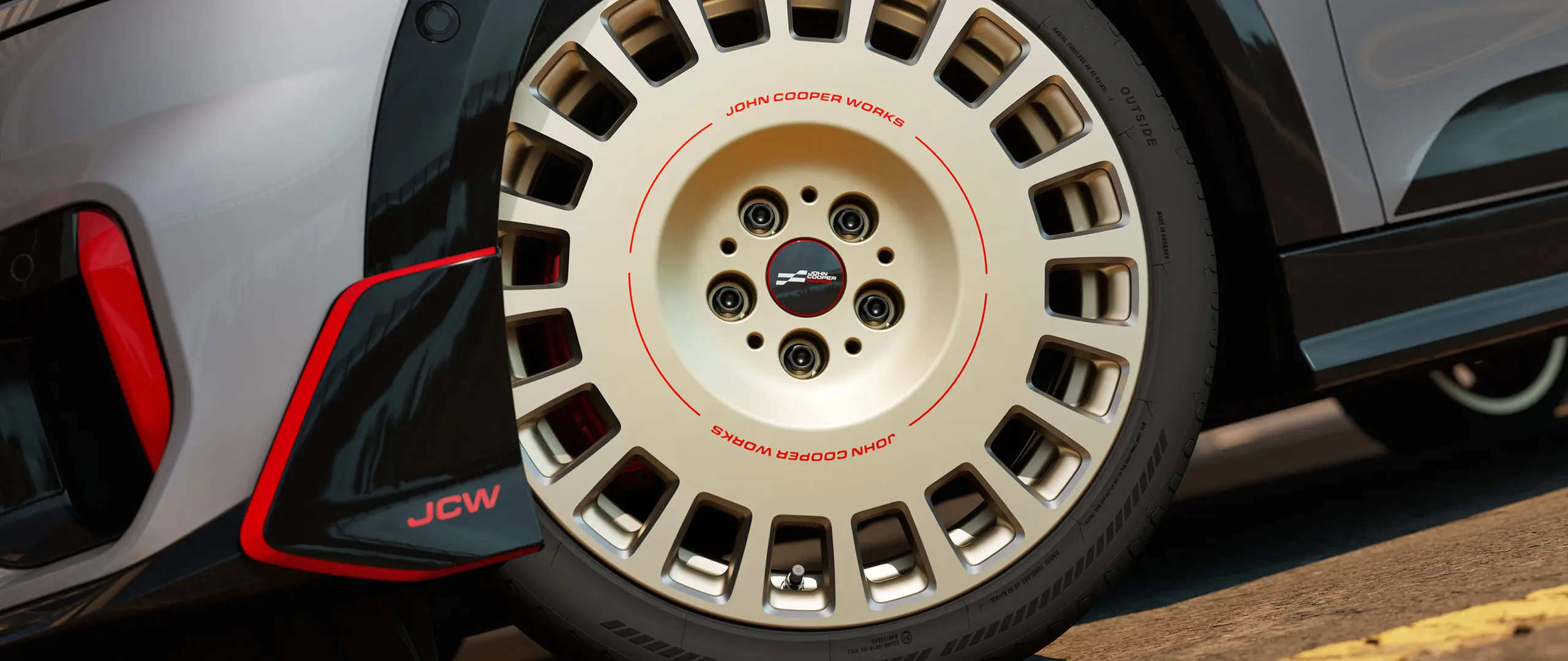 Vue rapprochée des détails d’une roue à rayon JCW Rallye 964 de 18 pouces en Vibrant Silver bicolore, fraisée au diamant et ailette avant.