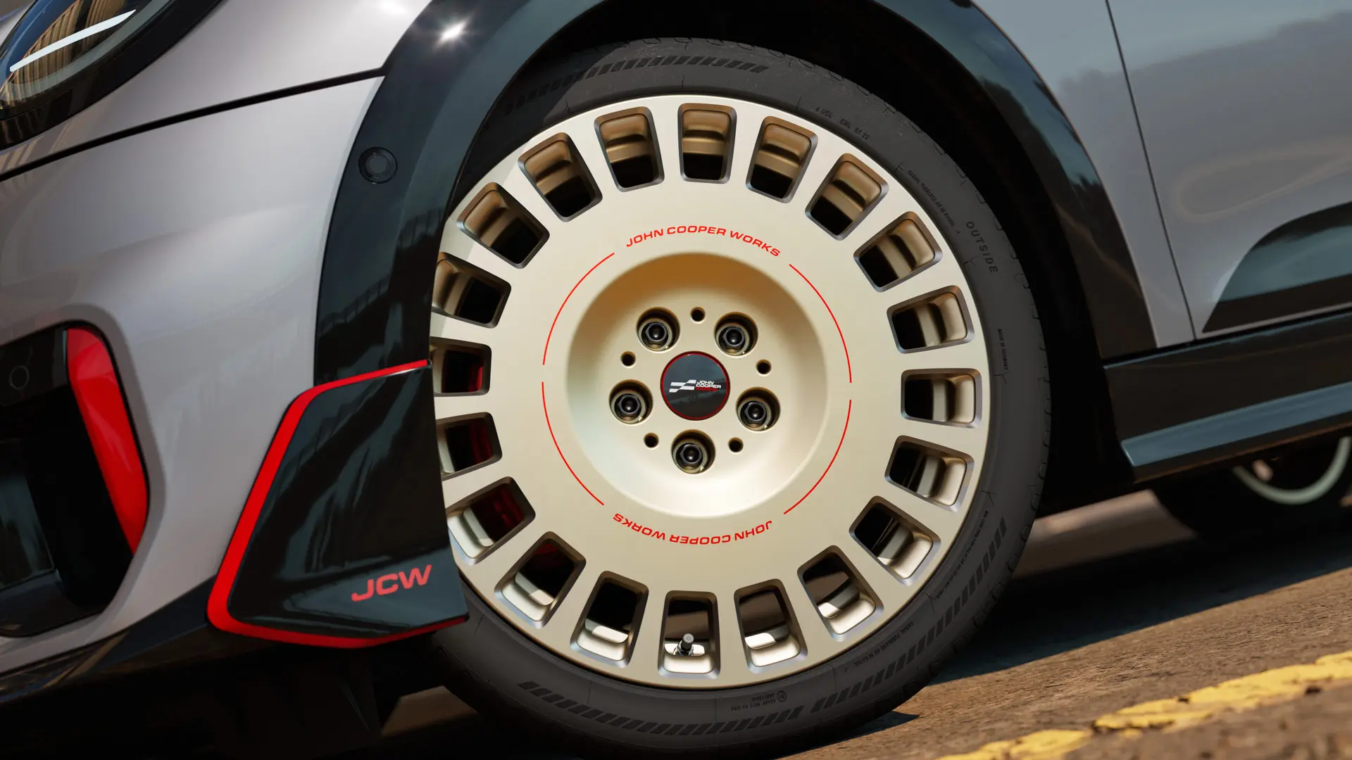 Vue rapprochée des détails d’une roue à rayon JCW Rallye 964 de 18 pouces en Vibrant Silver bicolore, fraisée au diamant et ailette avant.