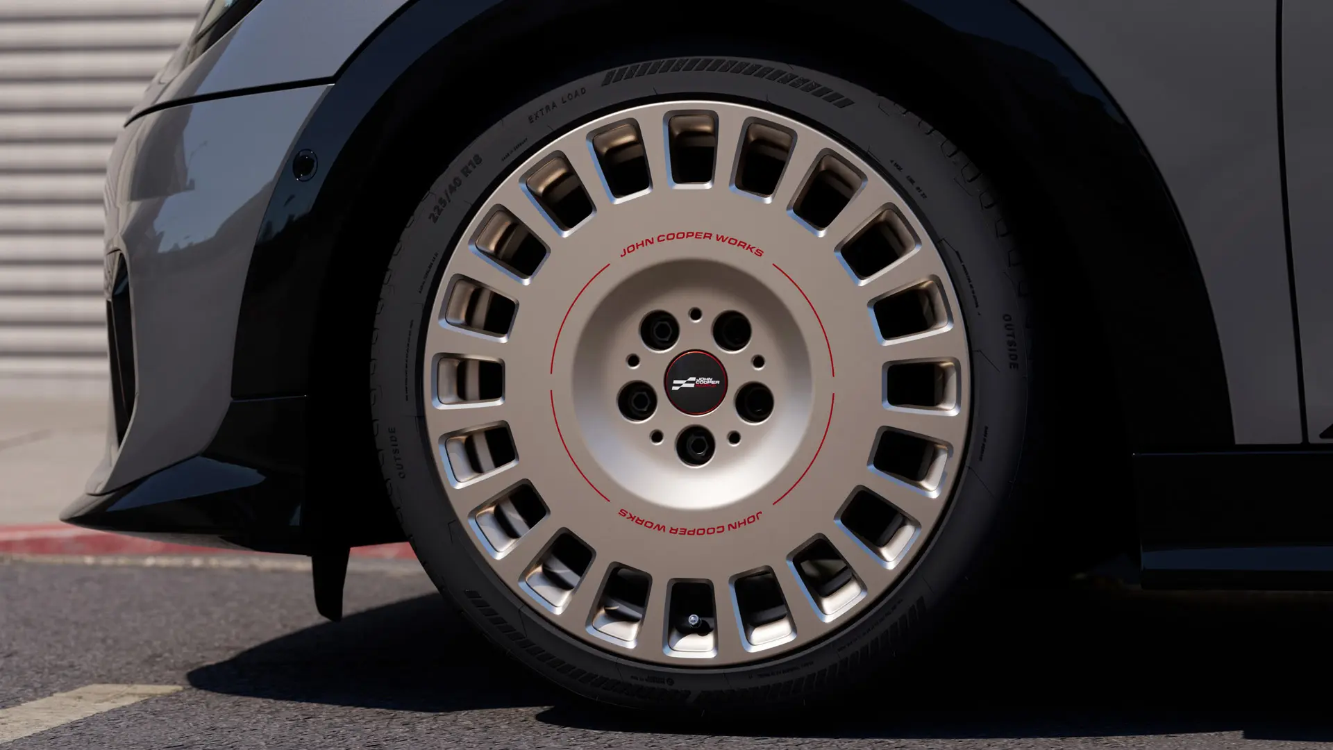 Jante à rayon de 18 pouces en alliage Rallye 964 pour MINI JCW de couleur Vibrant Silver, dotée d’un design à rayons fermés plus solide. 