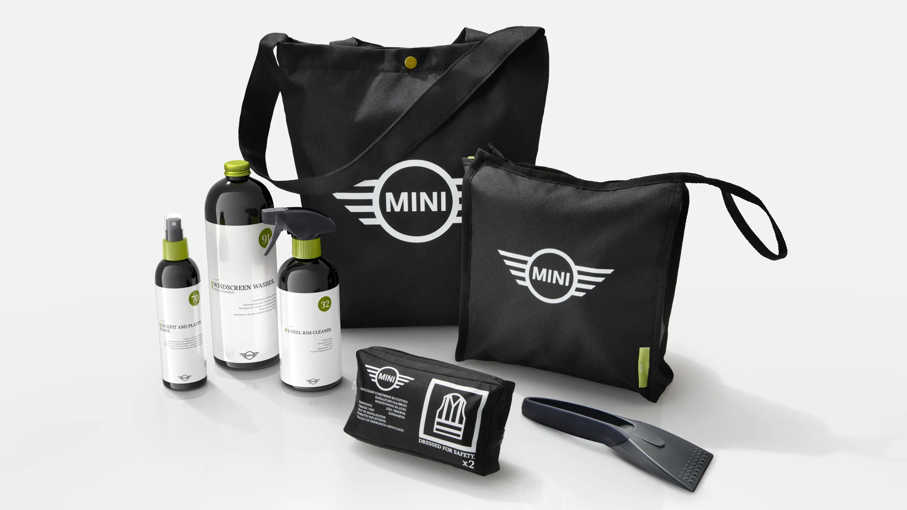 Produits de nettoyage et d’entretien MINI avec shampooing pour voiture, nettoyant pour jantes, lave-glace, grattoir à glace et sacs robustes MINI.