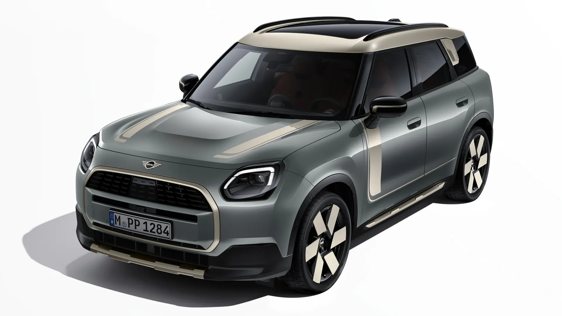 MINI Countryman Electric Smokey Green avec autocollants MINI Favoured Vibrant Silver, vue de trois quarts.
