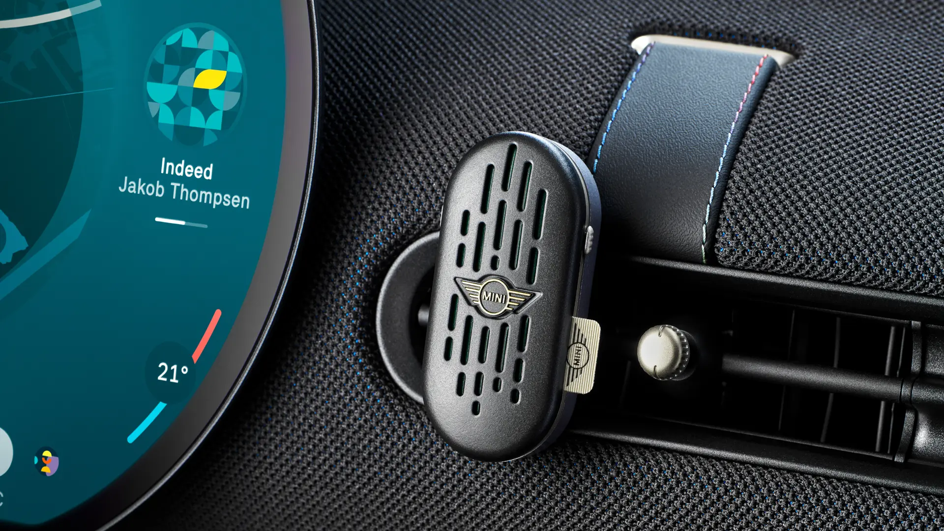 Intérieur MINI Aceman avec écran tactile circulaire OLED du système d’infodivertissement et désodorisant naturel MINI sur le tableau de bord