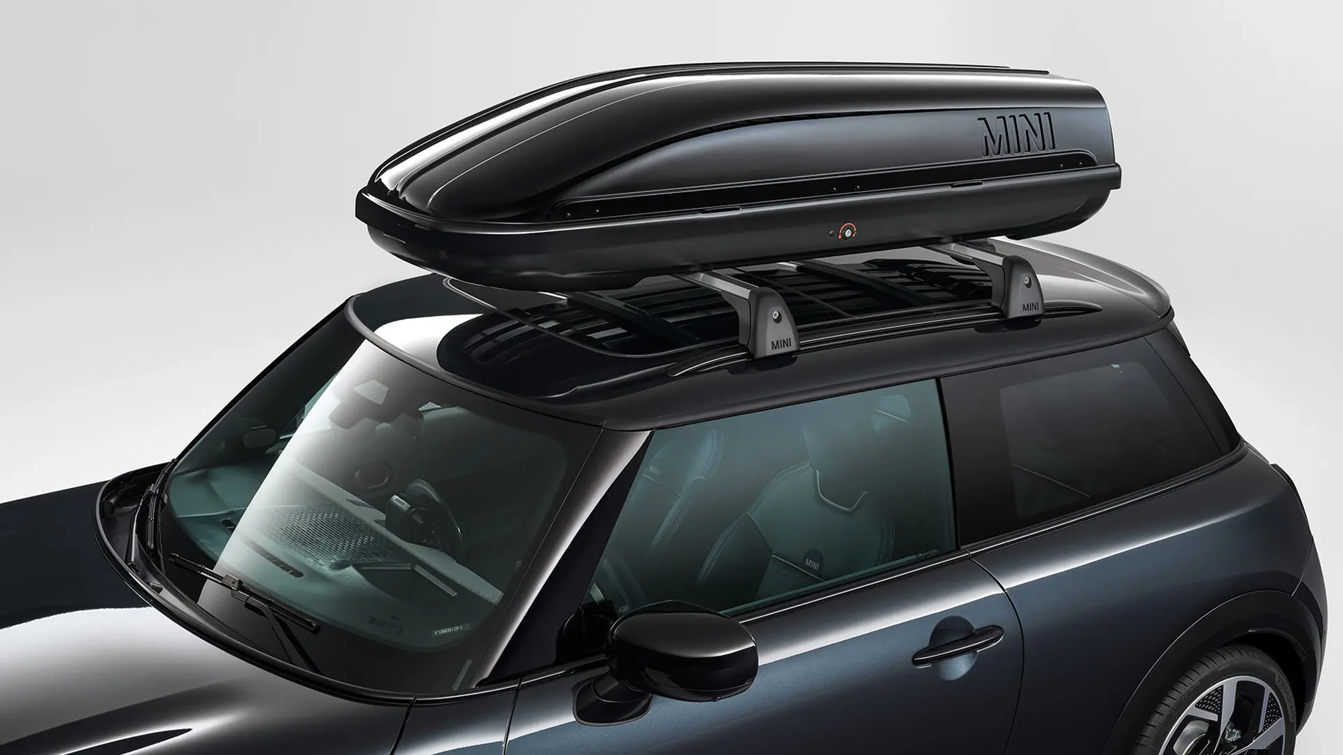 MINI Cooper 3 portes noire avec coffre de toit MINI 320 noir.