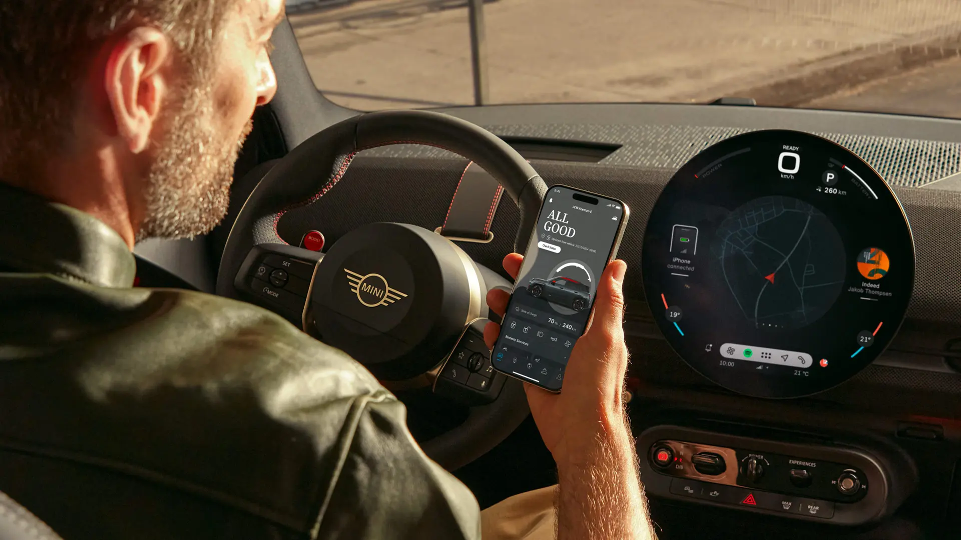 Un conducteur MINI utilise les services de navigation de la MINI App sur son téléphone.