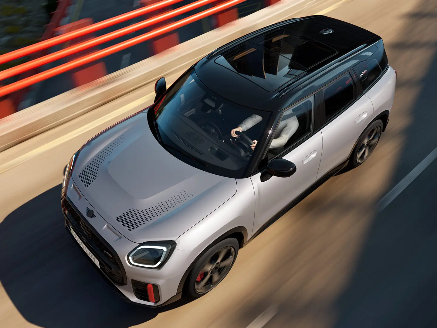 MINI Countryman John Cooper Works en Melting Silver au toit noir avec équipement standard, vue de face.