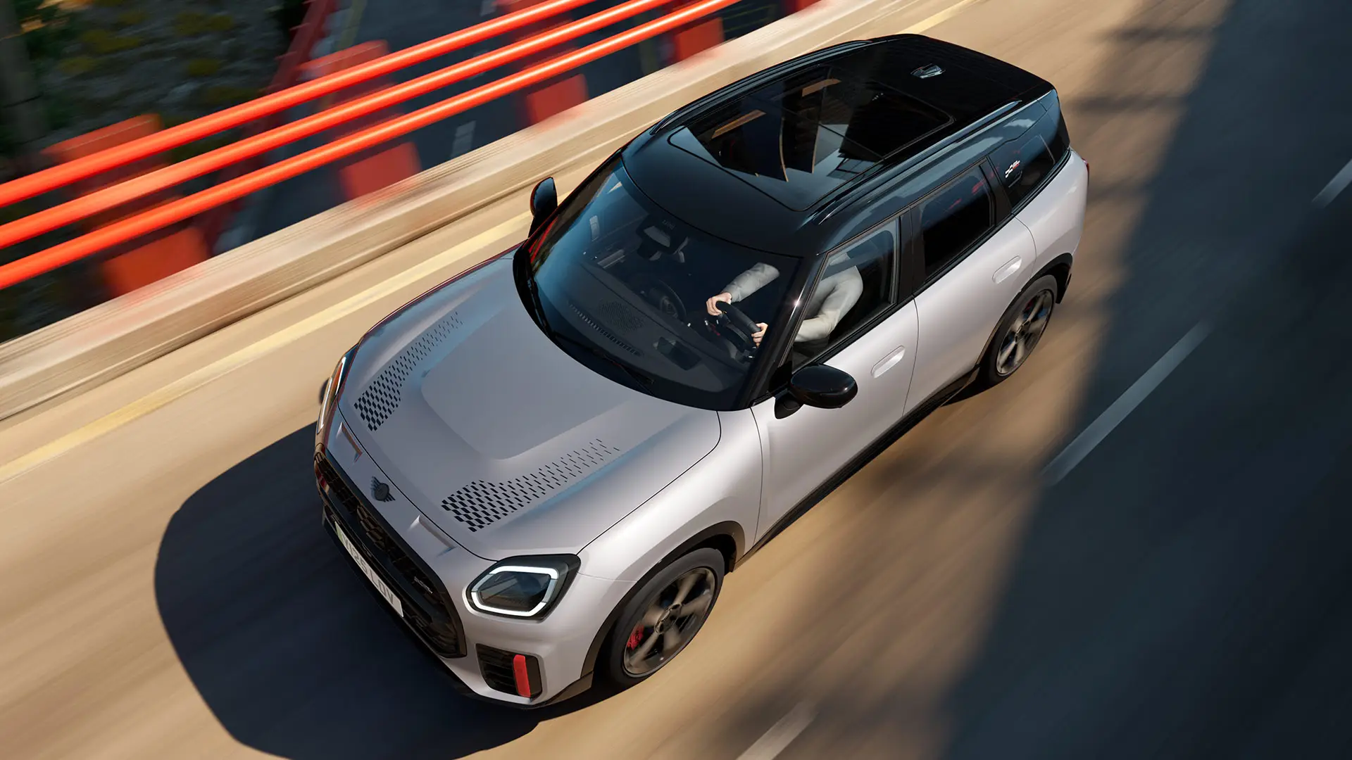 MINI Countryman John Cooper Works en Melting Silver au toit noir avec équipement standard, vue de face.